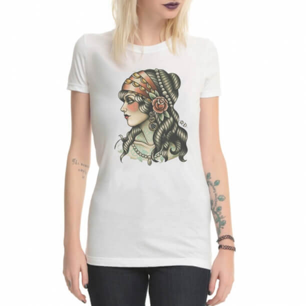 Camiseta con estampado de tatuajes en blanco y negro