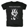 T-shirt grafica in metallo mentre dorme